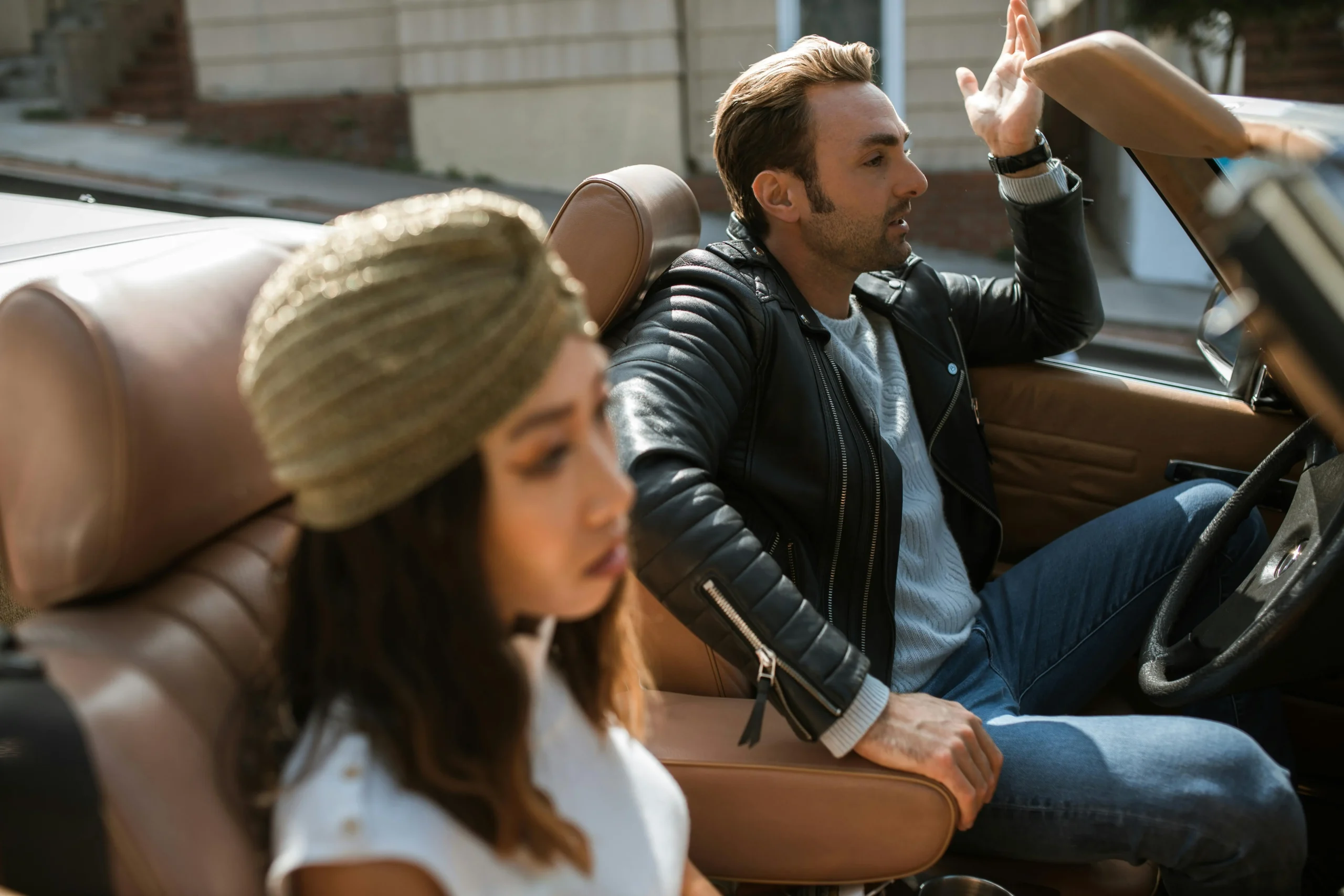 8-Relationship-Red-Flags-You-Shouldnt-Ignore-Controlling-behavior