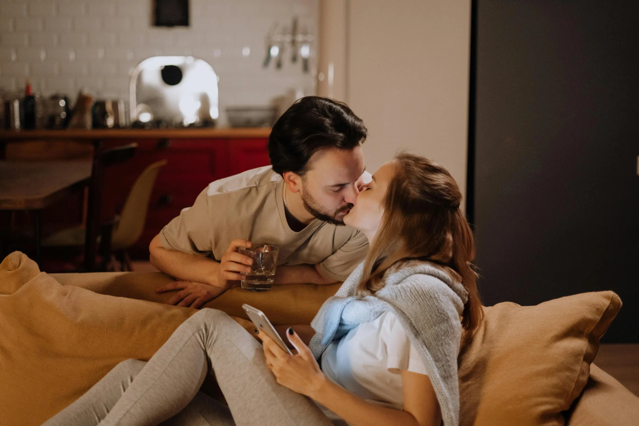 Psychological-and-Health-Benefits-of-Kissing-in-Relationships